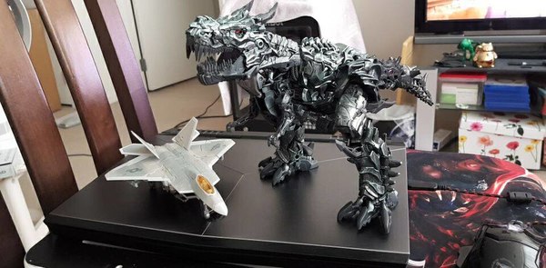 Studio Series Leader Class Grimlock In Hand Photos  01 (1 of 21)